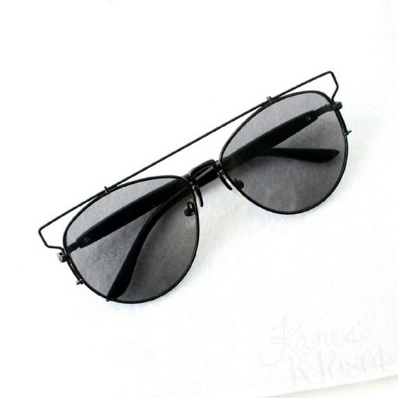 Accessories | Black on black oversized sunnies - Picture 2 of 5